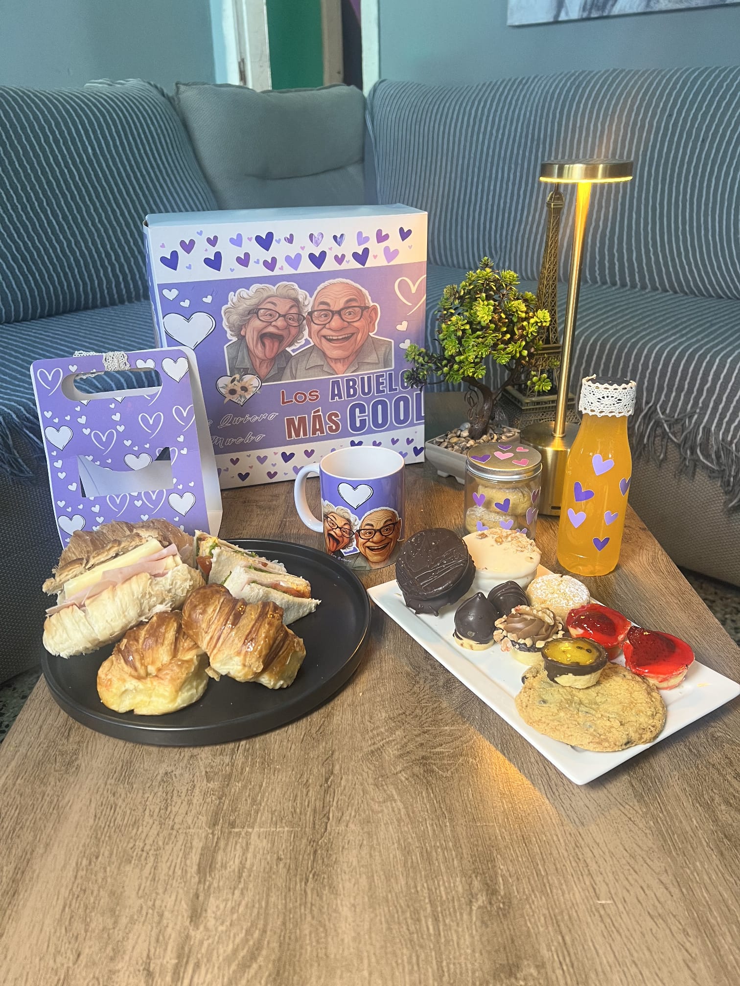 Desayuno con caja personalizada