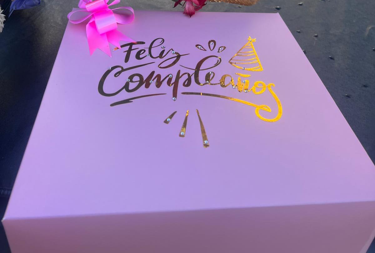 Desayuno con caja personalizada