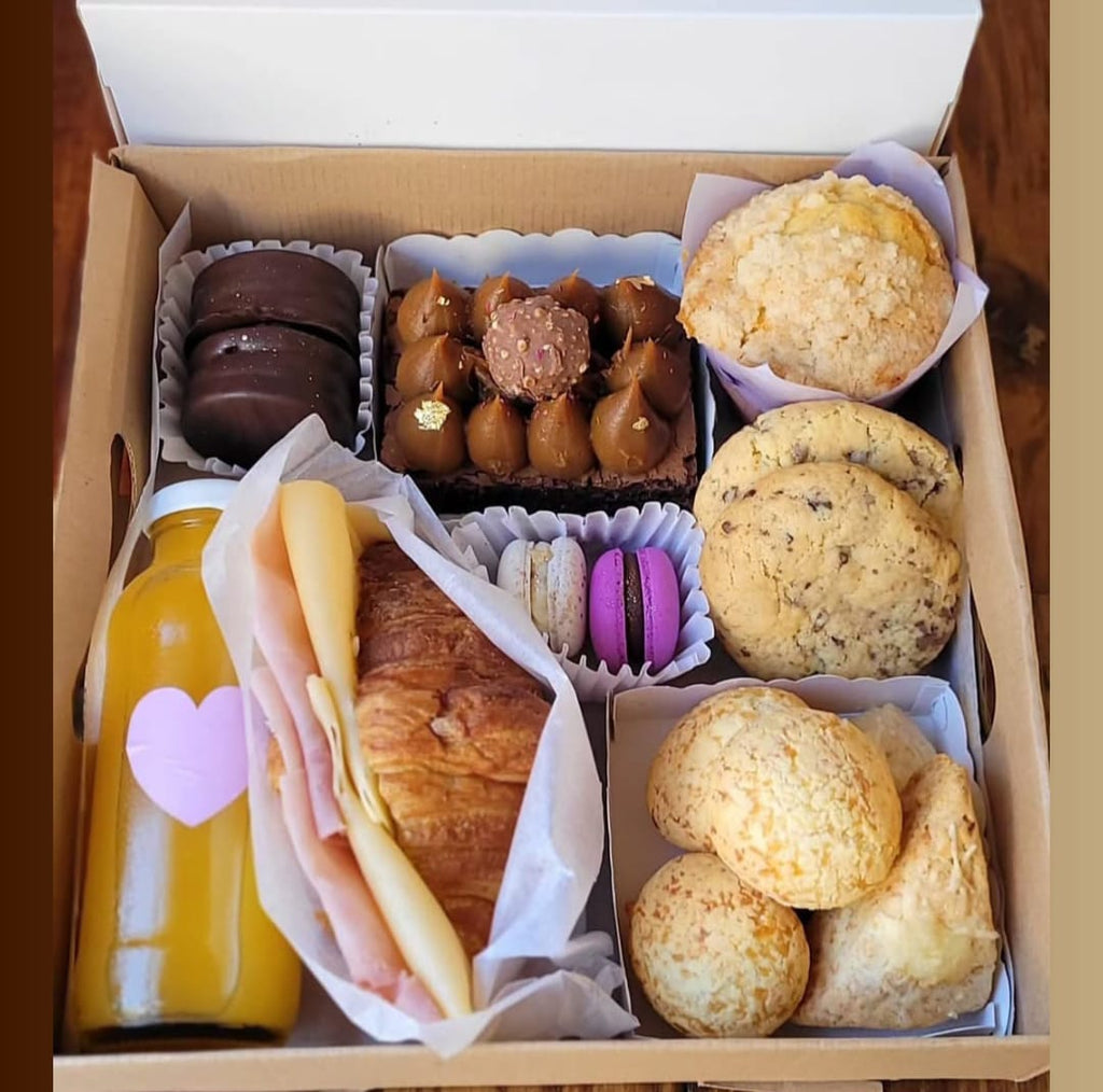 Desayuno con caja personalizada